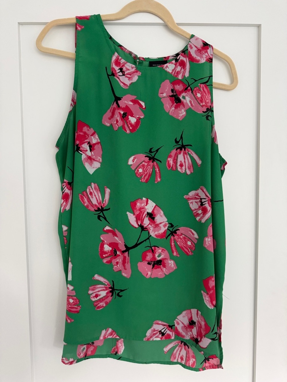 Who What Wear Green Sleeveless Top with Pink Floral Pattern